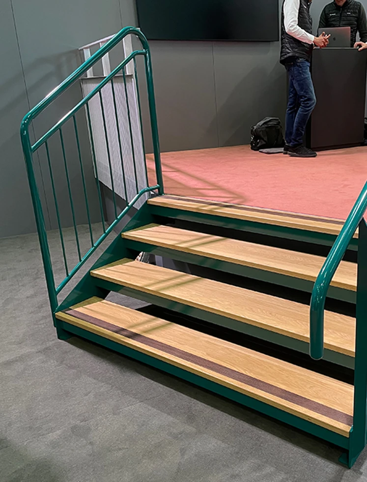 Upptaeck Rak Trappa Inomhus Thumb IMG 2184